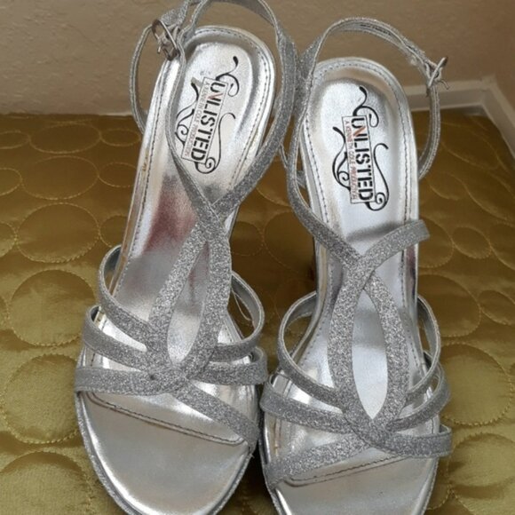Open toes silver sandals size 7. - Picture 2 of 7